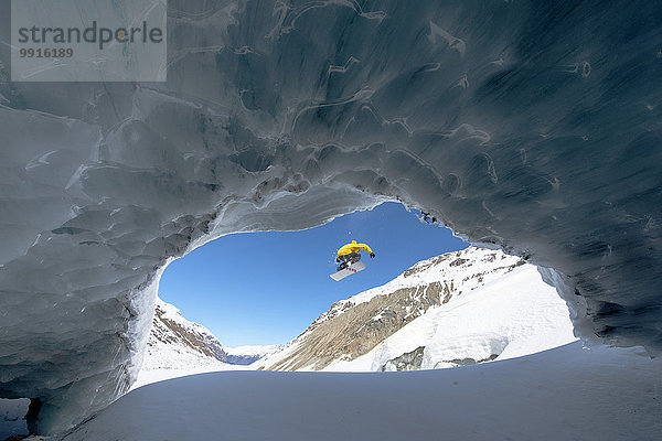 Snowboarden in der Eishöhle  Val Roseg  Pontresina  Graubünden  Schweiz  Europa