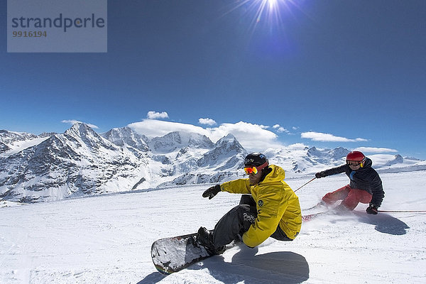 Skifahrer und Snowboarder  hinten das Bernina-Massiv  Corvatsch  Silvaplana  Graubünden  Schweiz  Europa