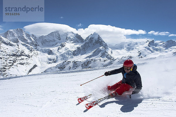 Skifahrer  hinten das Bernina-Massiv  Corvatsch  Silvaplana  Graubünden  Schweiz  Europa