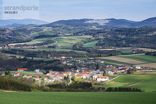 Landschaft mit Ortsansicht  Unterkohlstätten und der Kienberg  Südburgenland  Burgenland  Österreich  Europa