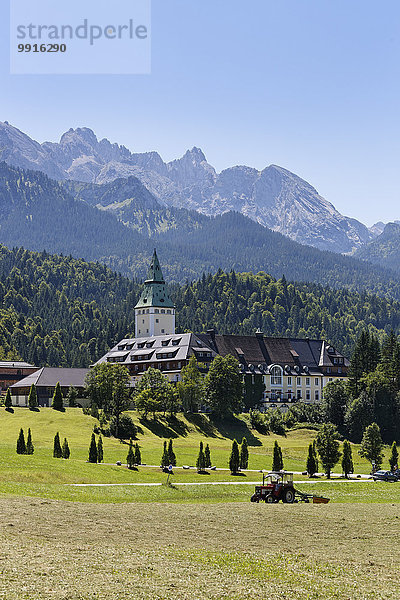 Schloss Elmau  Schlosshotel  Wettersteingebirge  Krün  Werdenfelser Land  Oberbayern  Bayern  Deutschland  Europa