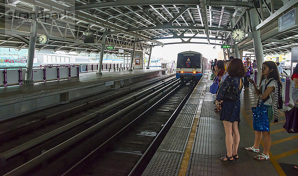 BTS Skytrain  Bangkok Mass Transit System  S-Bahn beim Einfahren in eine Haltestelle  Bahnsteig  Bangkok  Thailand  Asien