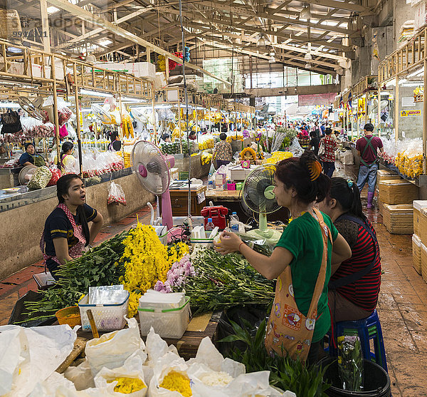 Blumenhändler in einer Verkaufshalle  Blumenmarkt  Bangkok  Thailand  Asien