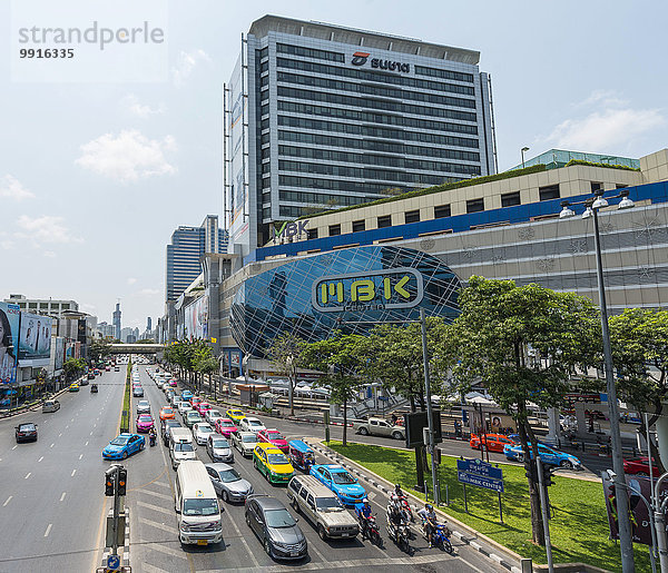 Befahrene Straße am MBK Center  auch Mahboonkrong  großes Einkaufszentrum in Bangkok  Thailand  Asien