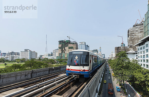 BTS Skytrain  Bangkok Mass Transit System  S-Bahn zwischen Hochhäusern  Bangkok  Thailand  Asien