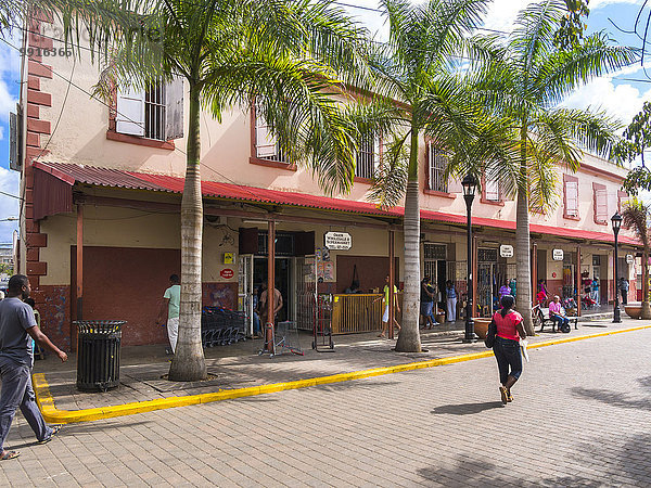 Typische Einkaufsstrasse in Falmouth  Region Trelawny Parish  Jamaika  Nordamerika