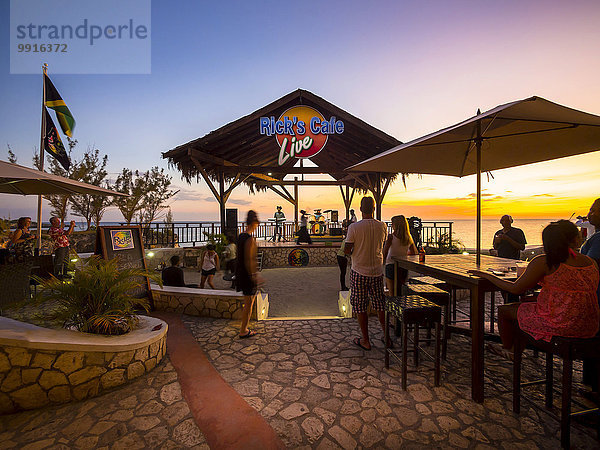 Rick's Cafe  berühmtes Szenelokal am Strand von Negril  Region Westmoreland  Jamaika  Nordamerika