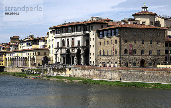 Corridoio Vasariano  die Uffizien und das Museo Galileo am Ufer des Arno  Florenz  Toskana  Italien  Europa