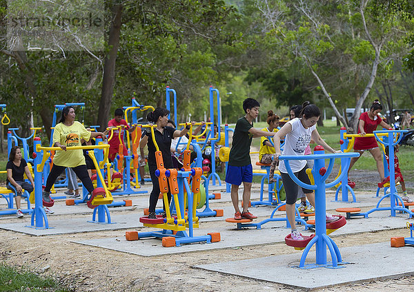 Hobbysportler trainieren an Fitnessgeräten unter freiem Himmel  Lamai  Koh Samui  Thailand  Asien