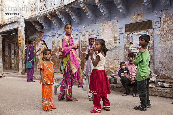 Kinder in der blau gestrichenen Altstadt  Jodhpur  Rajasthan  Indien  Asien