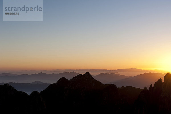 Morgenstimmung  Sonnenaufgang  Felsen und Berge  Silhouette  Huang Shan  Mount Huangshan  Provinz Anhui  Volksrepublik China