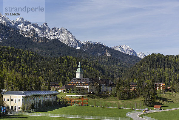 Schloss Elmau  Schlosshotel  Austragungsort G7 Gipfel 2015  links Pressezentrum  Klais  Wettersteingebirge mit Alpspitze  Werdenfelser Land  Oberbayern  Bayern  Deutschland  Europa