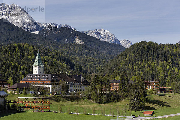 Schloss Elmau  Schlosshotel  Austragungsort G7 Gipfel 2015  links Tribüne am Pressezentrum  Klais  Wettersteingebirge mit Alpspitze  Werdenfelser Land  Oberbayern  Bayern  Deutschland  Europa