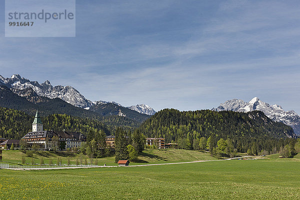 Schloss Elmau  Schlosshotel  Austragungsort G7 Gipfel 2015  Klais  hinten Wettersteingebirge mit Alpspitze  Werdenfelser Land  Oberbayern  Bayern  Deutschland  Europa