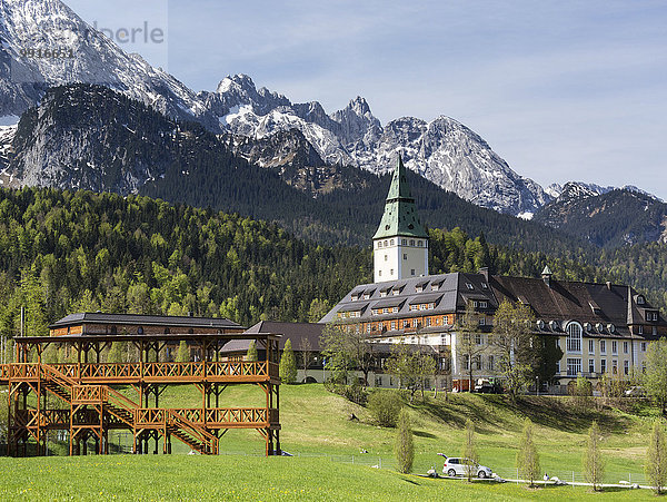 Schloss Elmau  Schlosshotel  Austragungsort G7 Gipfel 2015  links Tribüne am Pressezentrum  Klais  Wettersteingebirge  Alpspitze  Werdenfelser Land  Oberbayern  Bayern  Deutschland  Europa