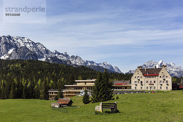 Schloss Kranzbach  Schlosshotel  Klais  Wettersteingebirge mit Alpspitze  Werdenfelser Land  Oberbayern  Bayern  Deutschland  Europa