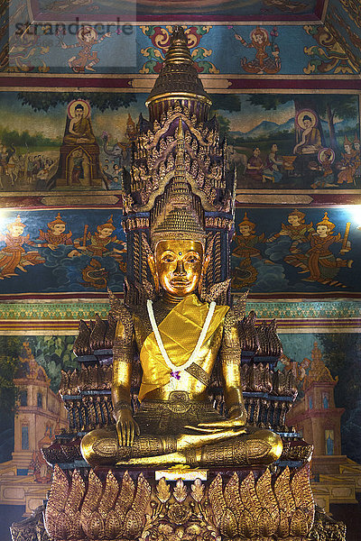 Bronzestatue  Buddha Statue im Tempel Phnom Penh  Kambodscha  Asien