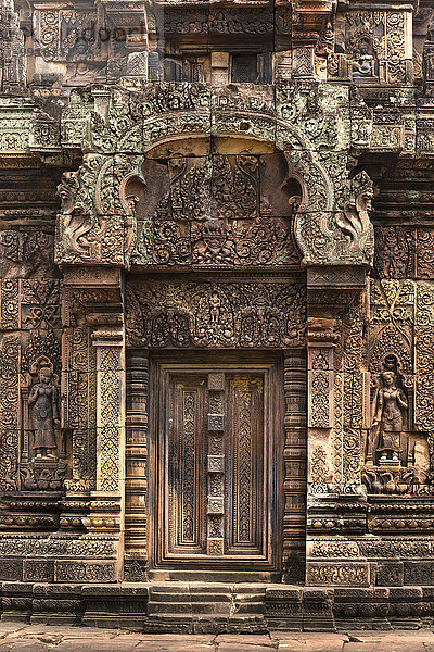 Eingangstor mit Devi Figuren aus Sandstein  Mandapa  Khmer-Hindu-Tempel Banteay Srei  Provinz Siem Reap  Kambodscha  Asien