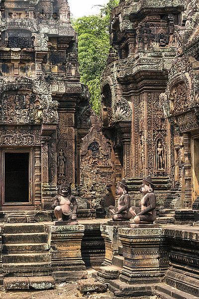 Yaksha-Wächter  Wächterfiguren vor der Mandapa  Khmer-Hindu-Tempel Banteay Srei  Angkor  Provinz Siem Reap  Kambodscha  Asien