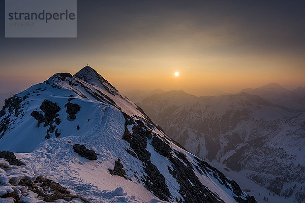 Sonnenaufgang über Allgäuer Alpen mit Gipfel vom Gaißhorn  Tannheimer Tal  Tirol  Österreich  Europa