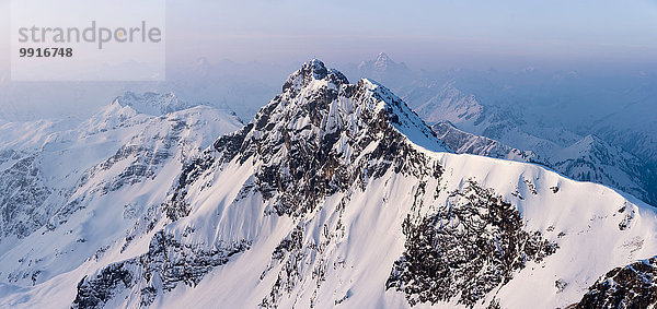 Blaue Stunde über Allgäuer Alpen mit Gipfel vom Rauhorn  Tannheimer Tal  Tirol  Österreich  Europa