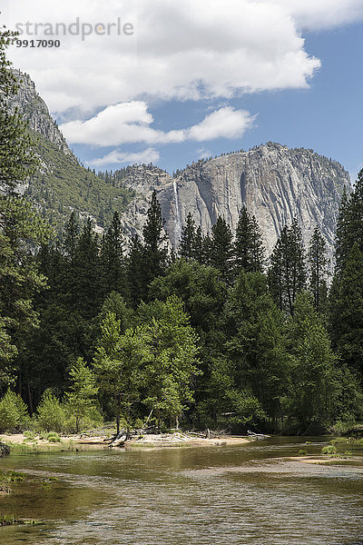 Merced River im Yosemite Valley  Yosemite-Nationalpark  Kalifornien  USA  Nordamerika