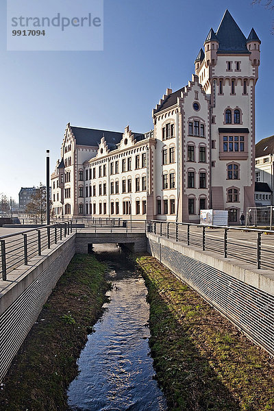 Der Hörder Bach und die Hörder Burg  Dortmund  Ruhrgebiet  Nordrhein-Westfalen  Deutschland  Europa