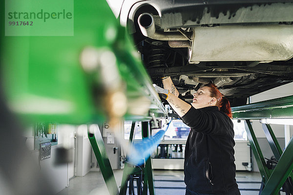 Seitenansicht der Mechanikerinnen-Reparaturkabine am hydraulischen Aufzug