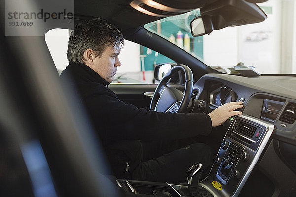 Seitenansicht des Armaturenbretts im Auto