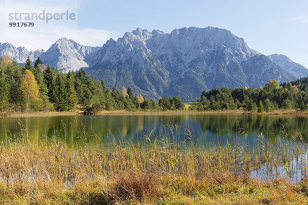 Berg See Karwendelgebirge Bayern Deutschland Oberbayern Werdenfelser Land