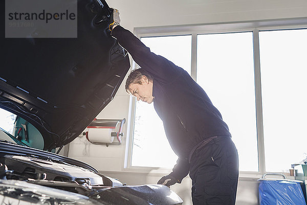 Mechanisch öffnende Motorhaube in der Kfz-Werkstatt