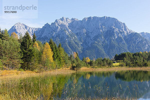Berg See Karwendelgebirge Bayern Deutschland Oberbayern Werdenfelser Land