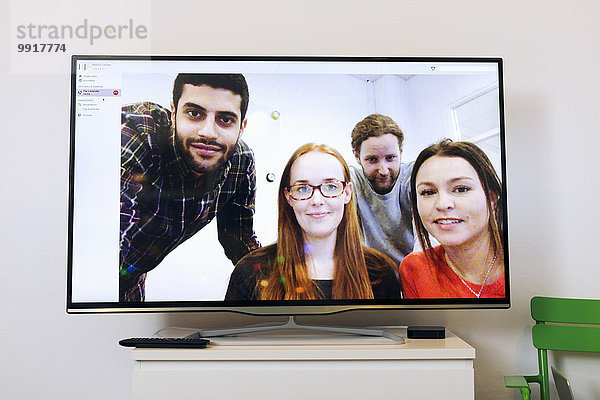 Geschäftsleute auf dem Bildschirm im Videokonferenzraum des Kreativbüros