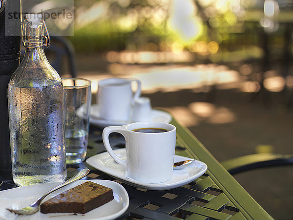 Wasser Tasse Glas weiß Teller Schokolade Veranda Kaffee Außenaufnahme Untertasse brownie Flasche Kanada