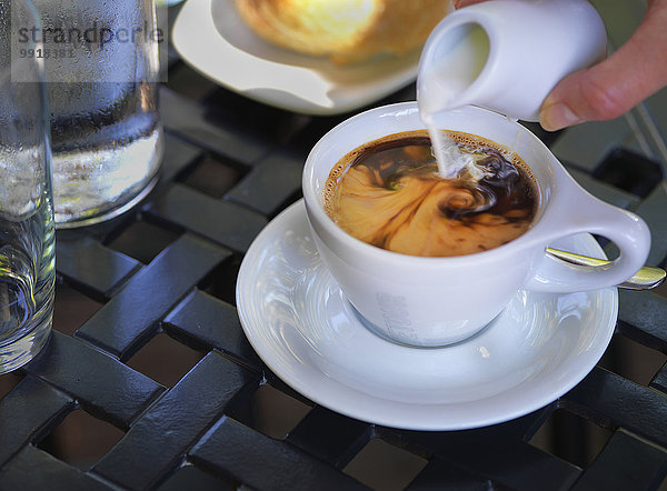 Tasse eingießen einschenken weiß Kaffee Außenaufnahme Untertasse Kanada Sahne