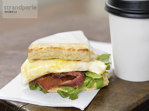Studioaufnahme Sandwich Kaffee ausführen Schinkenspeck Frühstück
