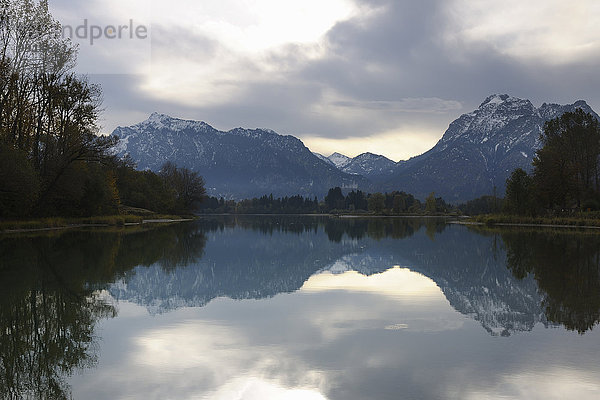 Landschaftlich schön landschaftlich reizvoll Berg See Herbst Bayern Füssen Deutschland