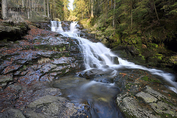 Landschaftlich schön landschaftlich reizvoll Wald Herbst Wasserfall Ansicht Bayern bayerisch Deutschland