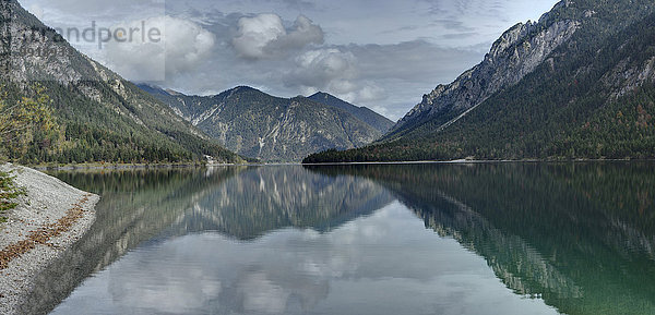 Landschaftlich schön landschaftlich reizvoll durchsichtig transparent transparente transparentes Berg See Spiegelung Herbst Ansicht Tirol Österreich