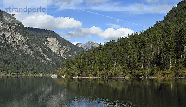 Landschaftlich schön landschaftlich reizvoll durchsichtig transparent transparente transparentes Berg See Herbst Ansicht Tirol Österreich