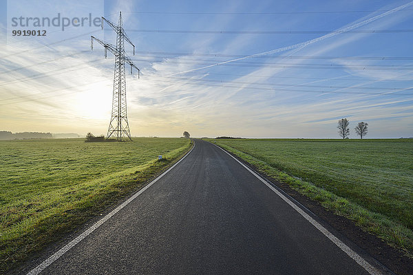 Morgen Fernverkehrsstraße Verkehrshütchen Leitkegel Elektrizität Strom Deutschland Hessen Sonne