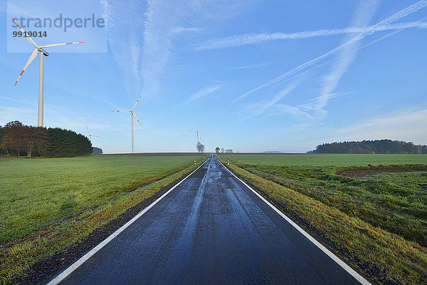 Windturbine Windrad Windräder Morgen Fernverkehrsstraße Deutschland Hessen