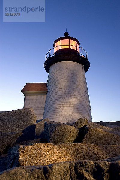 Vereinigte Staaten von Amerika USA niedrig beleuchtet Leuchtturm Ansicht Flachwinkelansicht zeigen Winkel Abenddämmerung Massachusetts Nantucket