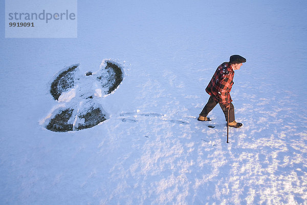 Vereinigte Staaten von Amerika USA Schneeengel benutzen Spazierstock Stock Mann gehen Senior Senioren Neuengland Reise Schnee