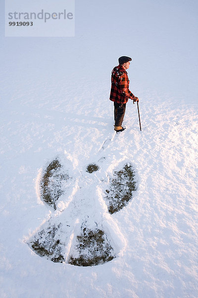 Vereinigte Staaten von Amerika USA Schneeengel stehend nebeneinander neben Seite an Seite benutzen Spazierstock Stock Senior Senioren Neuengland Schnee