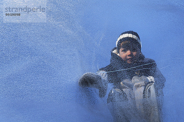 Vereinigte Staaten von Amerika USA Kälte Rollschuh Winter Tag Junge - Person Eis jung gefroren Teich