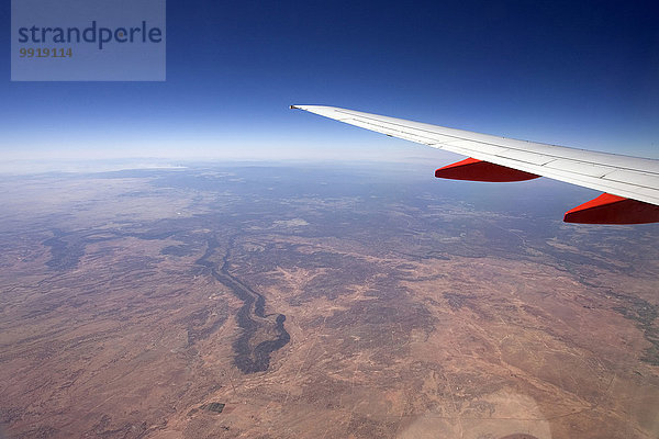 Vereinigte Staaten von Amerika USA Flugzeug fliegen fliegt fliegend Flug Flüge Fenster über Wüste Close-up Arizona Ansicht