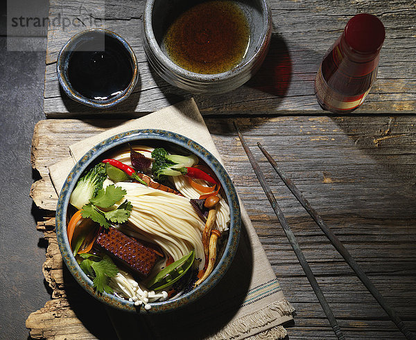 Sojabohne Tofu Studioaufnahme Soße Pak Choi Senfkohl Sesam schneiden Tisch grüne Bohne grüne Bohen Chinesische Nudel Chinesische Nudeln Öl Suppe
