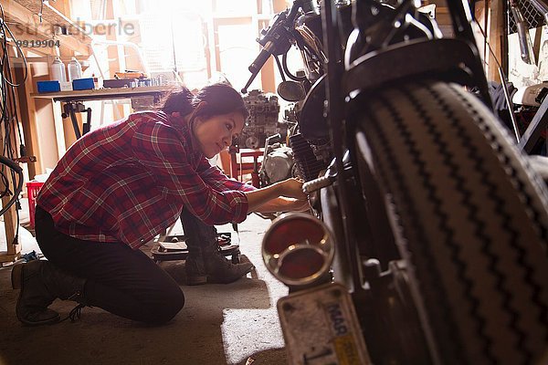 Motorradmechanikerin in der Werkstatt