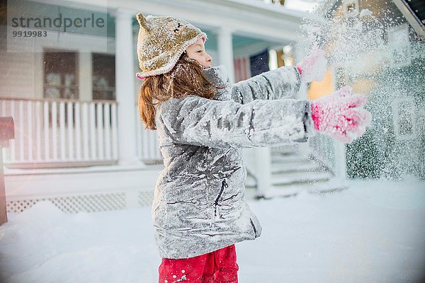 Mädchen spielt mit Schnee